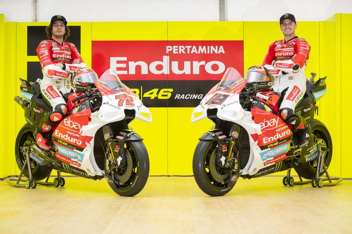 Dua pembalap Pertamina Enduro VR46, Marco Bezzecchi dan Fabio Di Giannantonio berpose di atas motor berlivery khusus untuk MotoGP Indonesia 2024 di Lombok, NTB, Kamis (26/9/2024).