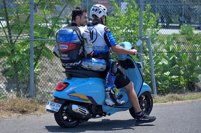 Pembalap Trackhouse Racing, Miguel Oliveira, membonceng skuter untuk kembali ke pit setelah mengalami kecelakaan pada sesi latihan bebas pertama MotoGP Indonesia di Sirkuit Mandalika, Lombok, Nusa Tenggara Barat, 27 September 2024.