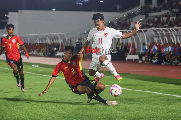 Muhammad Riski Afrisal (kanan) sedang menguasai bola dan ditekel oleh Joaozinho Cristiano Amaral (kiri) Jens Raven sedang merayakan golnya yang dicetak dalam laga Kualifikasi Piala Asia U-20 2025 antara timnas U-20 Indonesia versus timnas U-20 Timor Leste di Stadion Madya, Senayan, Jakarta, Jumat (2