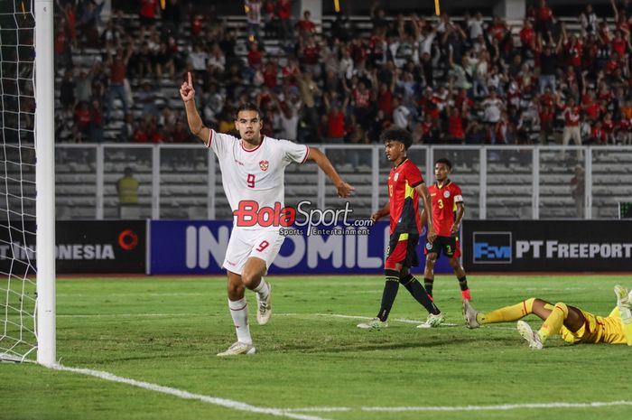 Selebrasi Jens Raven usai mencetak gol pertama untuk Timnas U-20 Indonesia saat jumpa Timor Leste di laga kedua Kualifikasi Piala Asia U-20 2025 di Stadion Madya, Jakarta, Jumat (27/9/2024) malam WIB