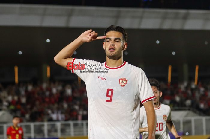 Jens Raven sedang merayakan golnya yang dicetak dalam laga Kualifikasi Piala Asia U-20 2025 antara timnas U-20 Indonesia versus timnas U-20 Timor Leste di Stadion Madya, Senayan, Jakarta, Jumat (27/9/2024) malam.