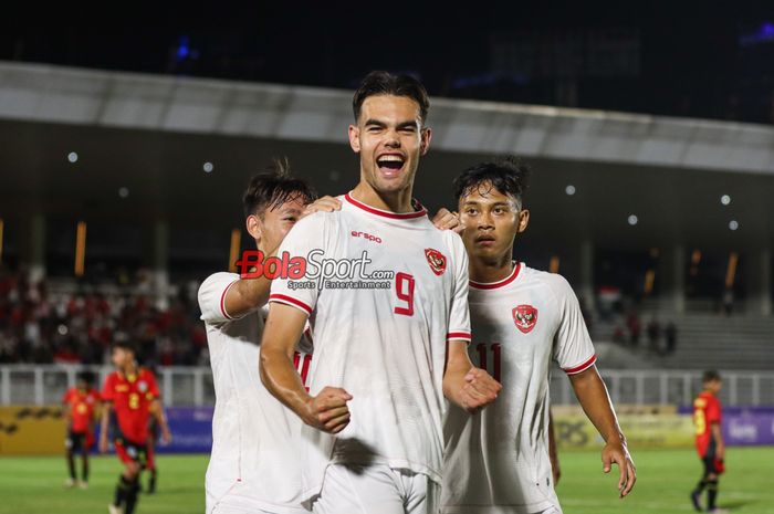 Jens Raven sedang merayakan golnya yang dicetak dalam laga Kualifikasi Piala Asia U-20 2025 antara timnas U-20 Indonesia versus timnas U-20 Timor Leste di Stadion Madya, Senayan, Jakarta, Jumat (27/9/2024) malam.