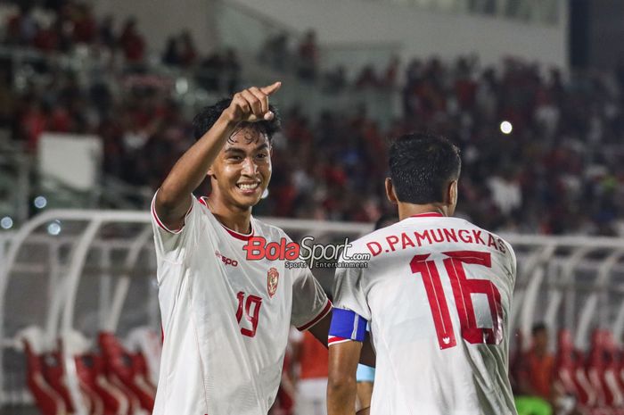 Muhammad Ragil sedang melakukan selebrasi seusai mencetak gol dalam laga Kualifikasi Piala Asia U-20 2025 antara timnas U-20 Indonesia versus timnas U-20 Timor Leste di Stadion Madya, Senayan, Jakarta, Jumat (27/9/2024) malam.