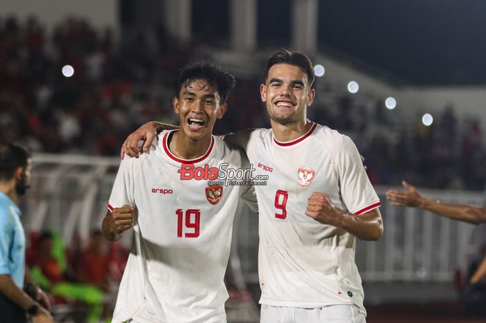 Muhammad Ragil (kiri) sedang merayakan golnya bersama Jens Raven (kanan) dalam laga Kualifikasi Piala Asia U-20 2025 antara timnas U-20 Indonesia versus timnas U-20 Timor Leste di Stadion Madya, Senayan, Jakarta, Jumat (27/9/2024) malam.