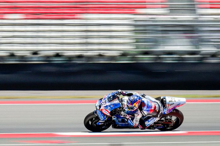 Pembalap Trackhouse Aprilia, Miguel Oliveira, saat menjalani sesi latihan bebas pertama pada MotoGP Indonesia 2024 di Sirkuit Mandalika, Lombok, NTB, Jumat (27/9/2024).