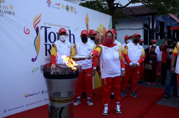 Potret acara pawai obor untuk menyambut ASEAN Para Games 2022.