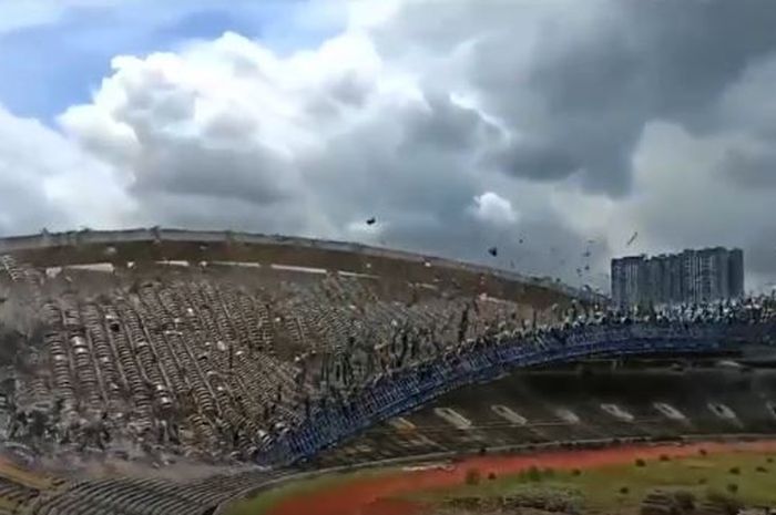 Salah satu stadion terbesar di Asia Tenggara yakni Stadion Shah Alam, Selangor, telah dirobohkan.