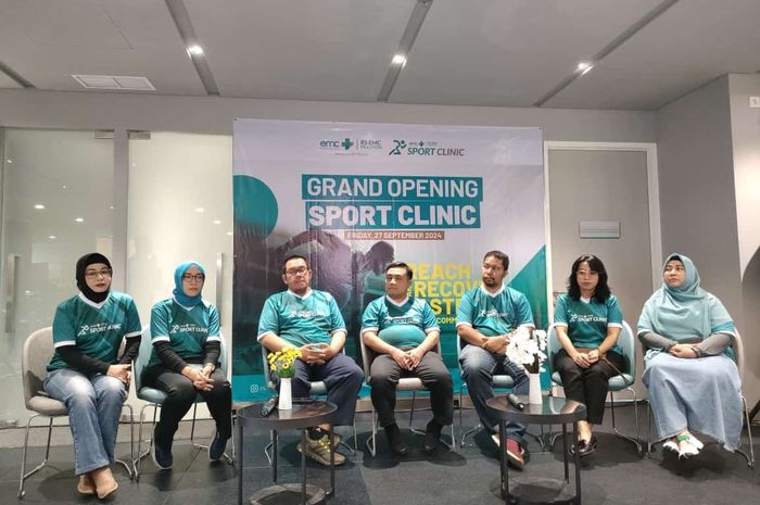 Sesi jumpa pers grand opening Sport Clinic dari RS EMC Pekayon