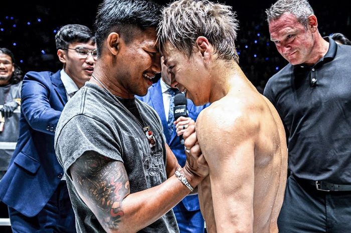 Takeru Segawa (kanan) menantang Rodtang Jitmuangnon setelah mengalahkan Thant Zin di ONE Friday Fights 81, Jumat (27/9/2024) di Bangkok.