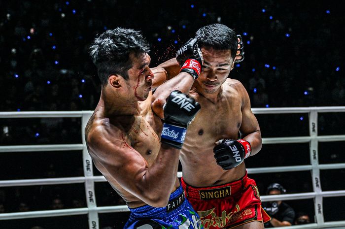 Superbon Singha Mawynn mengalahkan Jo Nattawut dengan sikut maut di ONE Friday Fights 81, Jumat (27/9/2024) di Lumpinee Stadium, Bangkok. 