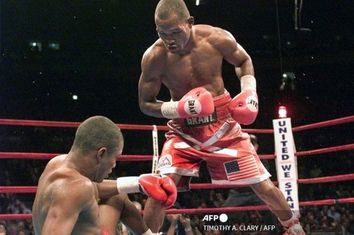 Bernard Hopkins (kanan) menang KO di ronde 12 atas Felix Trinidad pada 29 September 2001 untuk menjadi raja tinju dunia sejati di kelas menengah. 