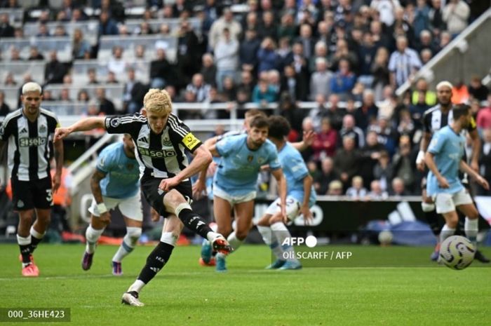 Winger Newcastle United, Anthony Gordon, mencetak gol lewat tendangan penalti dalam laga Liga Inggris melawan Manchester City, Sabtu (28/9/2024) di St James' Park.