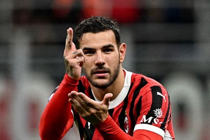 Bek AC Milan, Theo Hernandez, dianggap tidak membantu pelatihnya sendiri karena mengabaikan hierarki penendang penalti di klubnya.