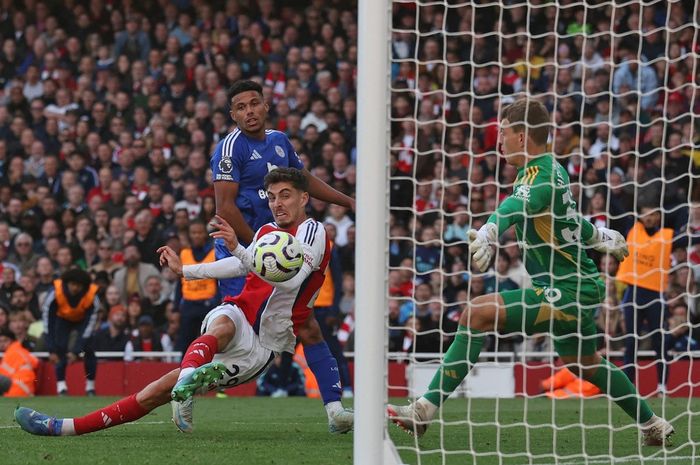 Gelandang serang Arsenal, Kai Havertz, melepaskan tembakan ke gawang Leicester City pada laga pekan ke-6 Liga Inggris di Stadion Emirates, Sabtu (28/9/2024).