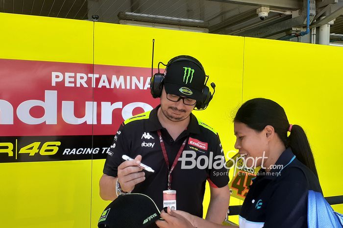 Direktur Tim Pertamina Enduro VR46, Alessio Salucci atau akrab disapa Uccio ramah memberi tanda tangan kepada salah satu fans di MotoGP Indonesia 2024 di Sirkuit Mandalika, Sabtu (28/9/2024).