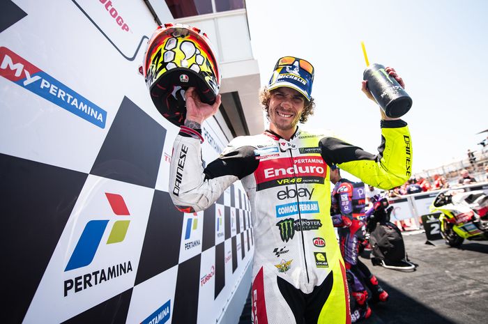 Pembalap Pertamina Enduro VR46, Marco Bezzecchi, berpose di parc ferme setelah merebut posisi kedua dalam kualifikasi MotoGP Indonesia di Sirkuit Mandalika, Lombok, Nusa Tenggara Barat, 28 September 2024.