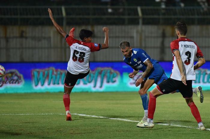 Aksi gelandang Persib Bandung, Tyronne del Pino, saat mencetak gol ke gawang Madura United pada pekan ketujuh Liga 1 2024/2025 di Stadion Gelora Bangkalan, Madura, Sabtu (28/9/2024).