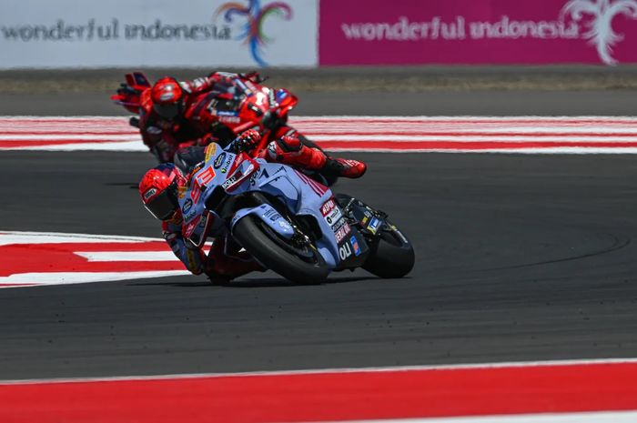 Marc Marquez (Gresini Racing) dan Francesco Bagnaia (Ducati Lenovo) pada sesi Practice MotoGP Indonesia 2024