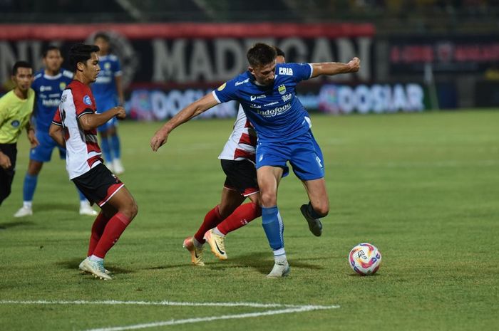 Pemain Persib Bandung, Mateo Kocijan, saat berhadapan dengan pemain Madura United, Sabtu (28/9/2024).