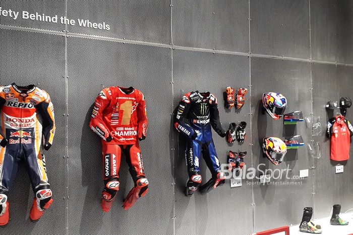 Baju balap pembalap alias wearpack dipajang dalam Pertamina MotoGP Experience Gallery, bagian North Gallery, di Sirkuit Mandalika, Lombok, NTB, Sabtu (28/9/2024)