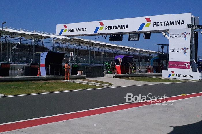 Suasana pit lane jelang kualifikasi MotoGP Indonesia di Sirkuit Mandalika di Lombok, Nusa Tenggara Barat, Sabtu (28/9/2024).