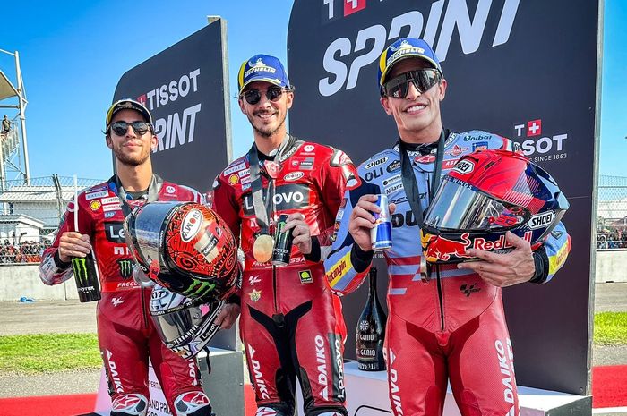 (Ki-ka) Enea Bastianini, Francesco Bagnaia, dan Marc Marquez berpose di podium setelah sprint MotoGP Indonesia di Sirkuit Mandalika, Lombok, Nusa Tenggara Barat, 28 September 2024.