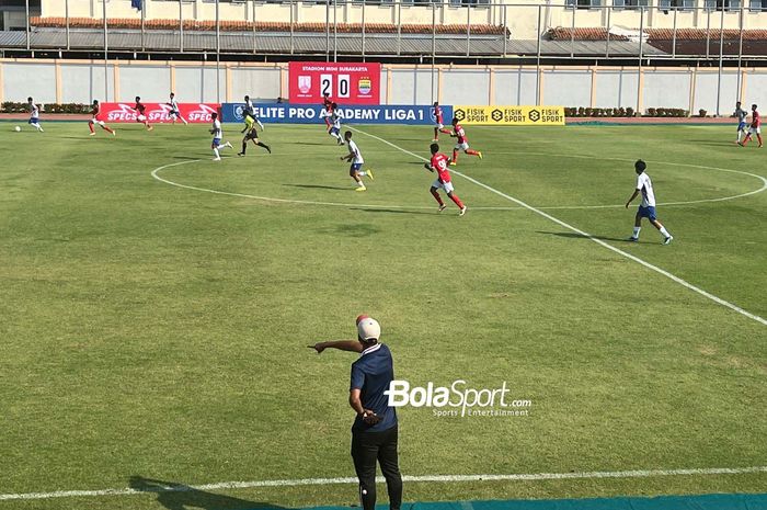 Suasana laga Persis Solo U-16 Vs Persib Bandung U-16 yang jadi pembuka kompetisi EPA Liga 1 2024-2025 di  Stadion Mini Surakarta, Nusukan, Solo pada Sabtu (28/9/2024).