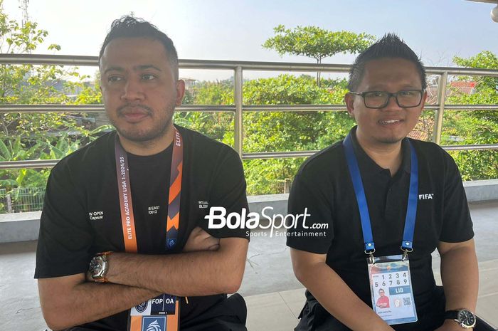 Anggota Exco PSSI, Muhamad (kiri) dan Direktor Operasional LIB, Asep Saputra (kanan) yang hadir di pembukaan kompetisi EPA Liga 1 di Stadion Mini Surakarta, Solo, Sabtu (28/9/2024).