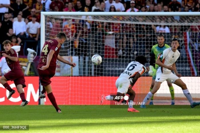 Bek Venezia dan Timnas Indonesia, Jay Idzes (kanan), hanya bisa melihat saat pemain AS Roma, Bryan Cristante, mencetak gol lewat tembakan jarak jauh dalam laga Liga Italia, Minggu (29/9/2024) di Stadion Olimpico Roma. 