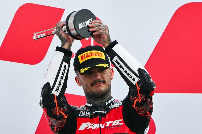 Pembalap Fantic Racing, Aron Canet, merayakan podium kedua Moto2 Emilia Romagna di Sirkuit Misano, 22 September 2024.