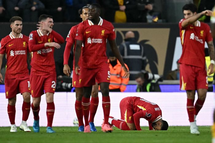 Para pemain Liverpool merayakan gol yang dicetak oleh Mohamed Salah ke gawang Wolves di Stadion Molineux pada matchweek 6 Liga Inggris 2024-2025, Sabtu (28/9/2024).