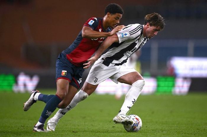 Striker Juventus, Dusan Vlahovic, berduel dengan bek Genoa, Koni De Winter, dalam laga pekan ke-6 Liga Italia, Sabtu (28/9/2024) di Stadion Luigi Ferraris.