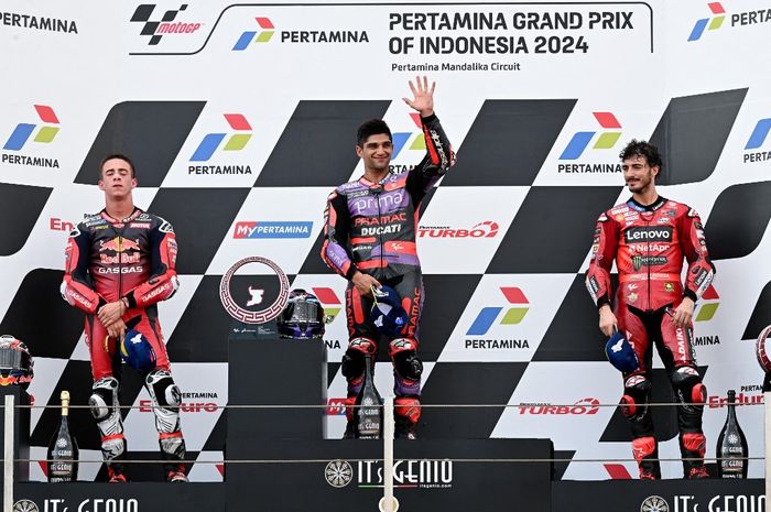 Dari kiri ke kanan, Pedro Acosta, Jorge Martin, dan Francesco Bagnaia di podium MotoGP Indonesia 2024, Minggu (29/9/ 2024).