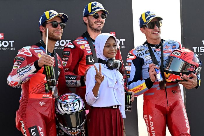 Dari kiri ke kanan, Enea Bastianini (Ducati), Francesco Bagnaia (Ducati), dan Marc Marquez (Gresini) di posium sprint race MotoGP Indonesia 2024 di Sirkuit Mandalika, Lombok, NTB, Sabtu (28/9/2024).