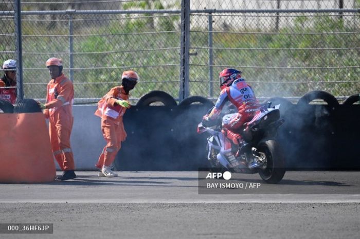 Pembalap Gresini, Marc Marquez saat mengalami masalah pada mesin hingga membuat motor terbakar di MotoGP Indonesia 2024 di Sirkuit Mandalika, Lombok, NTB, Minggu (29/9/2024).