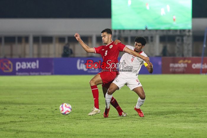 Jens Raven (kiri) sedang berebut bola dengan Mohammed Naji Al-Qashmi (kanan) dalam laga Kualifikasi Piala Asia U-20 2025 antara timnas U-20 Indonesia versus timnas U-20 Yaman di Stadion Madya, Senayan, Jakarta, Minggu (29/9/2024) malam.