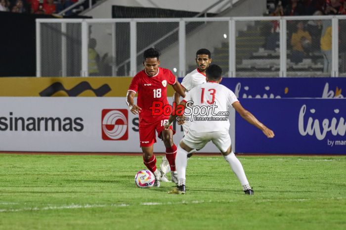 Toni Firmansyah (kiri) sedang berusaha melewati lawannya dalam laga Kualifikasi Piala Asia U-20 2025 antara timnas U-20 Indonesia versus timnas U-20 Yaman di Stadion Madya, Senayan, Jakarta, Minggu (29/9/2024) malam.