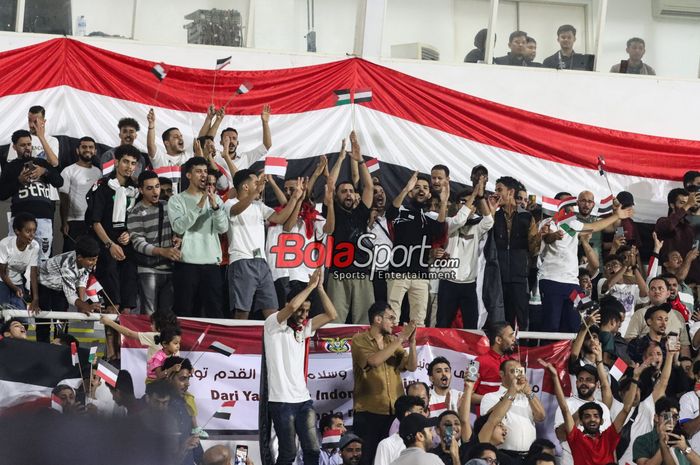 Sejumlah suporter timnas U-20 Yaman tampak memberikan dukungan untuk timnya di Stadion Madya, Senayan, Jakarta, Minggu (29/9/2024) malam.