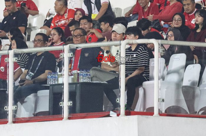 Pelatih timnas Indonesia, Shin Tae-yong (topi putih) sedang menonton laga Kualifikasi Piala Asia U-20 2025 antara timnas U-20 Indonesia versus timnas U-20 Yaman di Stadion Madya, Senayan, Jakarta, Minggu (29/9/2024) malam.