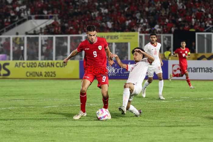 Jens Raven (kiri) sedang menguasai bola dan dibayangi Saeed Abdullah Al-Shaban (kanan) dalam laga Kualifikasi Piala Asia U-20 2025 antara timnas U-20 Indonesia versus timnas U-20 Yaman di Stadion Madya, Senayan, Jakarta, Minggu (29/9/2024) malam.