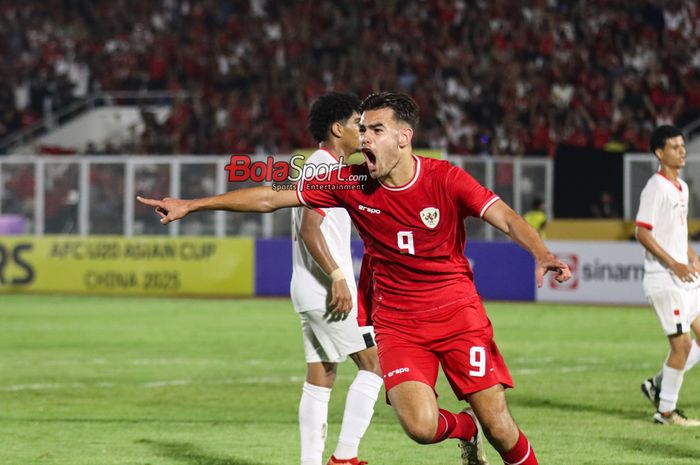 Jens Raven sedang melakukan selebrasi seusai mencetak gol dalam laga Kualifikasi Piala Asia U-20 2025 antara timnas U-20 Indonesia versus timnas U-20 Yaman di Stadion Madya, Senayan, Jakarta, Minggu (29/9/2024) malam.