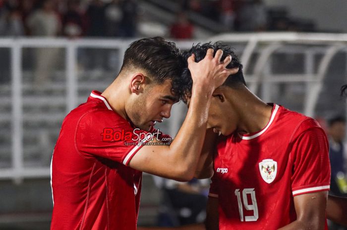 Jens Raven (kiri) sedang melakukan selebrasi seusai mencetak gol dalam laga Kualifikasi Piala Asia U-20 2025 antara timnas U-20 Indonesia versus timnas U-20 Yaman di Stadion Madya, Senayan, Jakarta, Minggu (29/9/2024) malam.