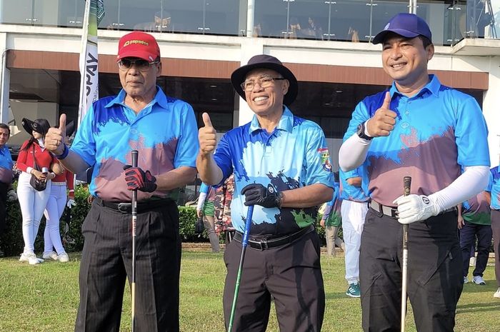 Ketua Umum Keluarga Besar Forum Komunikasi Putra Putri Purnawirawan dan Putra Putri TNI-Polri (KB FKPPI) Pontjo Sutowo (tengah) bersama Kepala Staf Angkatan Udara (KSAU) Marsekal Madya TNI Mohamad Tonny Harjono (kanan) dan Mayor Jenderal NI (Purnawirawan) Muchdi Purwoprandjono (kiri), pada acara turnamen golf dalam rangka memperingati hari jadi FKPPI ke-46, Piala FKPPI Club di Survana Golf Halim Perdanakusuma, Jakarta Timur, Minggu (29/9/2024).