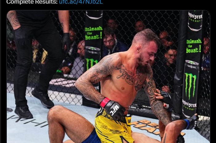 Aksi jagoan asal Brasil, Renato Moicano menindih dan hujani lawan dengan serangan di UFC Paris yang kemudian membuatnya memenangkan duel.