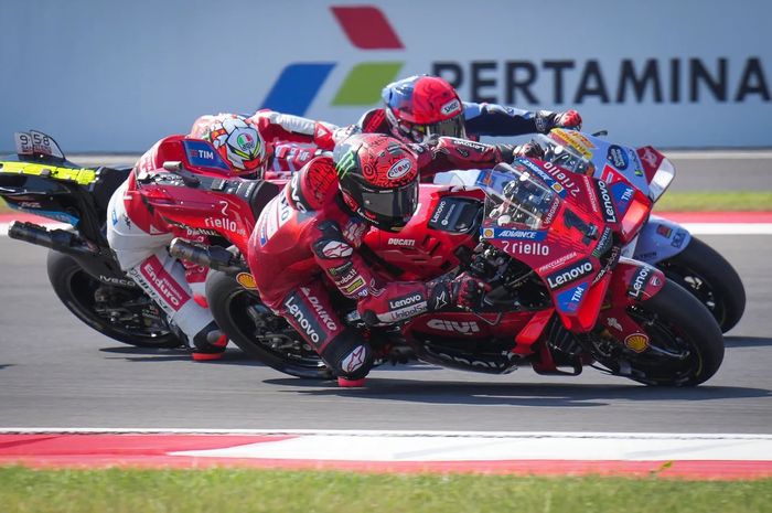 Francesco Bagnaia (tengah) menyalip Fabio Di Giannantonio (kiri) dan Marc Marquez (kanan) dalam balapan MotoGP Indonesia di Sirkuit Mandalika, Lombok, Nusa Tenggara Barat, 29 September 2024.