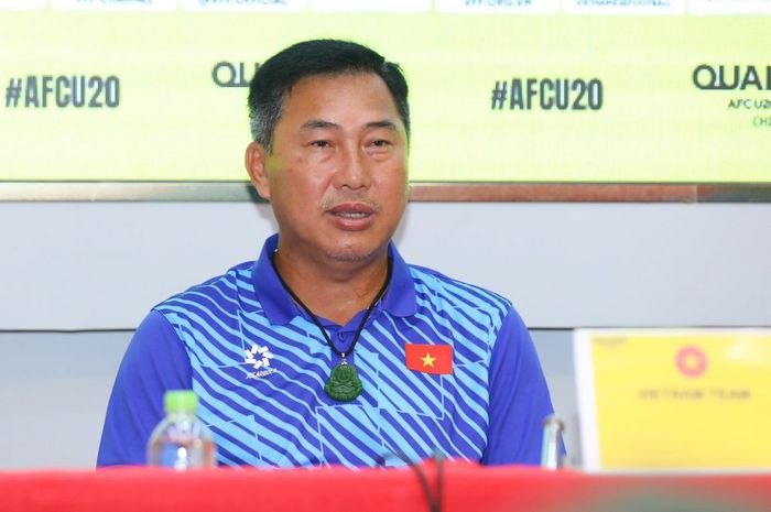 Pelatih Timnas U-20 Vietnam Hua Hien Vinh saat konferensi pers di ajang Kualifikasi Piala Asia U-20 2025.