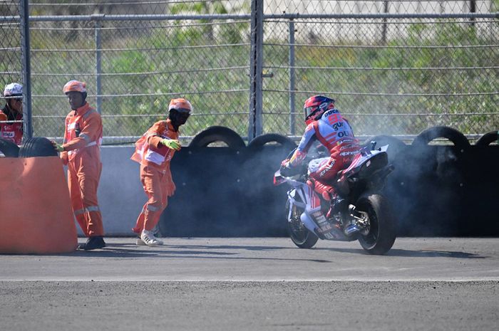 Pembalap Gresini, Marc Marquez saat mengalami masalah pada mesin hingga membuat motor terbakar di MotoGP Indonesia 2024 di Sirkuit Mandalika, Lombok, NTB, Minggu (29/9/2024).