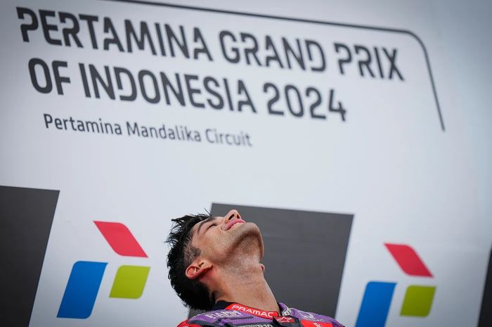 Pembalap Prima Pramac, Jorge Martin, menengadah ke langit setelah memenangi balapan MotoGP Indonesia di Sirkuit Mandalika, Lombok, Nusa Tenggara Barat, 29 September 2024.