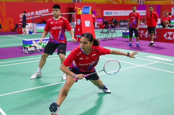 Ganda campuran Indonesia, Darren Aurelius/Bernadine Anindya Wardana, berlatih jelang tampil pada Kejuaraan Dunia Junior 2024