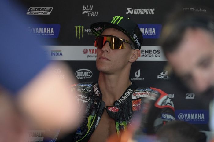 Pembalap Monster Energy Yamaha, Fabio Quartararo, melakukan persiapan sebelum sesi practice MotoGP Indonesia 2024 di Sirkuit Mandalika, Nusa Tenggara Barat, Jumat (27/9/2024).